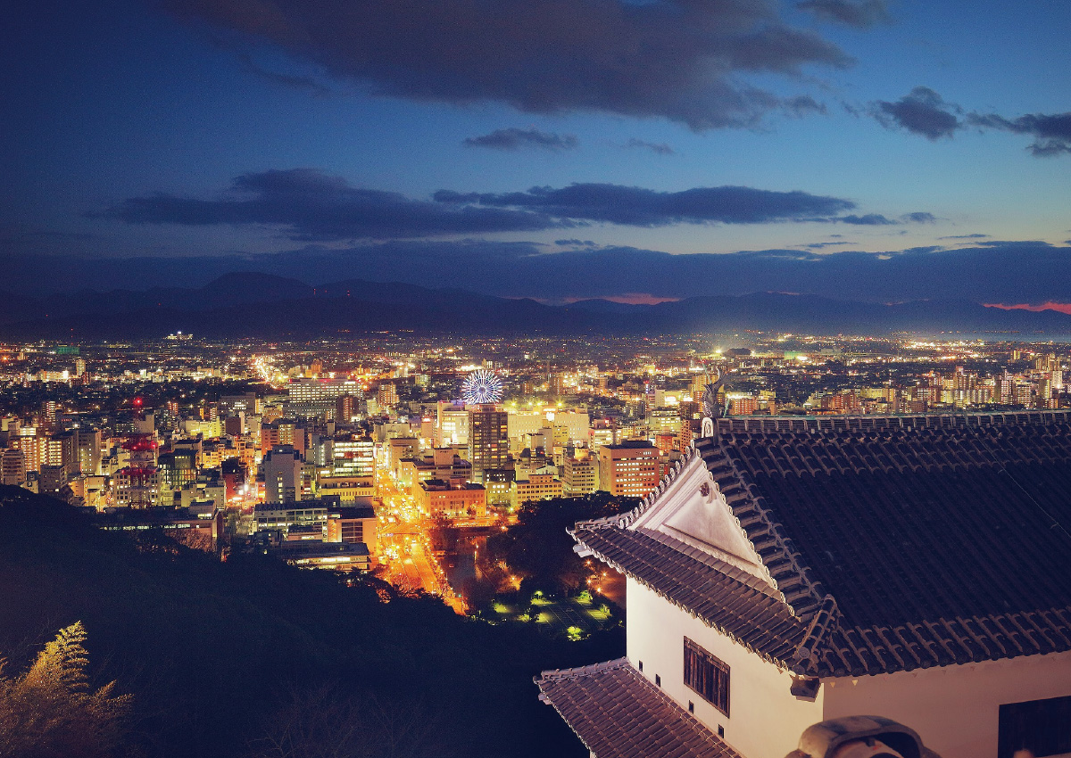 勝山にそびえ立つ松山城から松山市街を一望