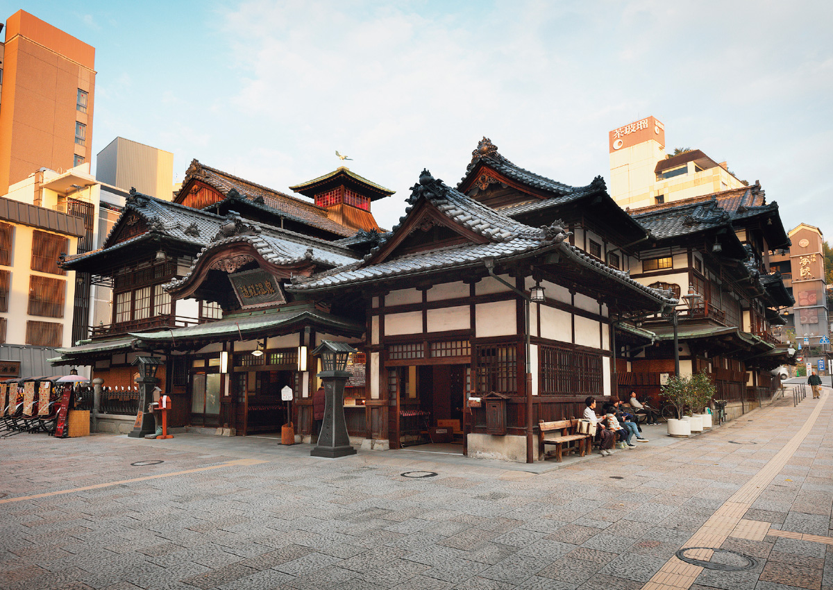 日本最古といわれる道後のシンボル「道後温泉本館」