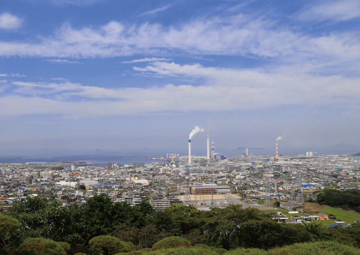 三島公園から眺める日本一の製紙工場群と瀬戸内海