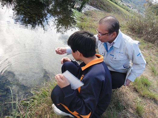 写真：【松原泉での水質検査体験】