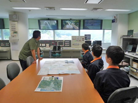 写真：【石手川ダムの管理について学ぶ】