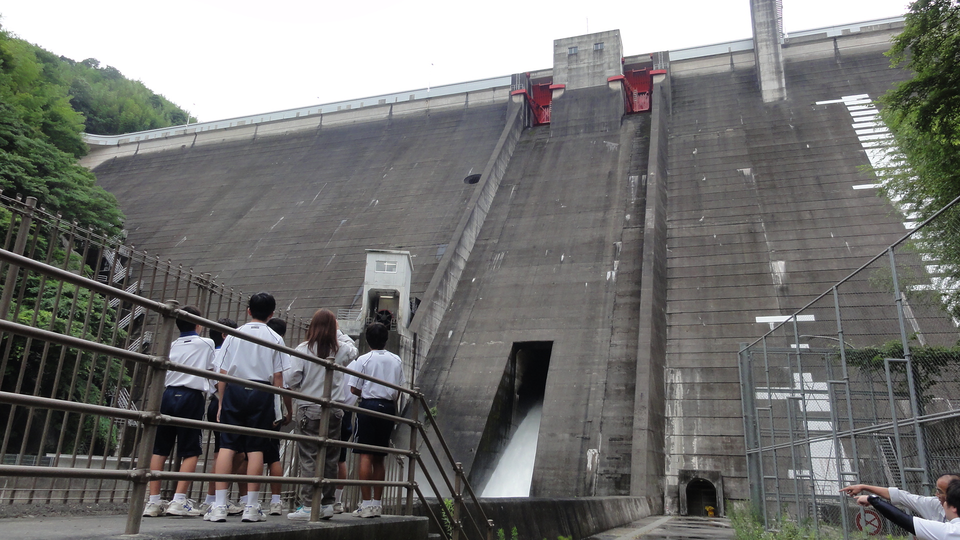 写真：【石手川ダム放流の様子】