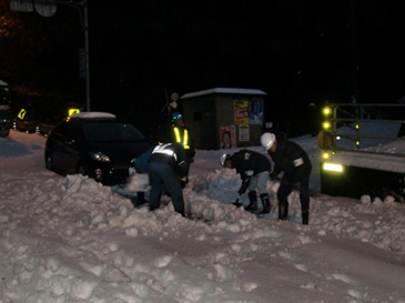 写真：【松山河川事務所職員もスコップで懸命に除雪を行いました。】