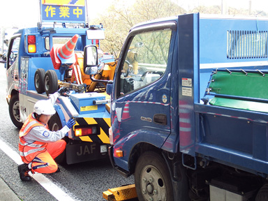 写真：【道路パトロールカーの先導により、ＪＡＦ作業車による放置トラックの移動作業】