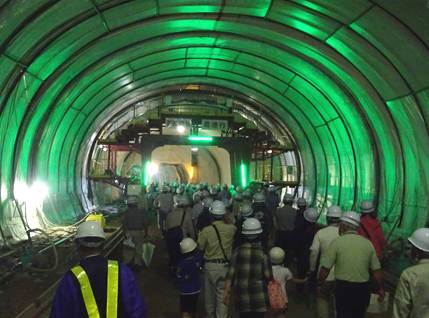 写真：【工事中のトンネル内部の様子】