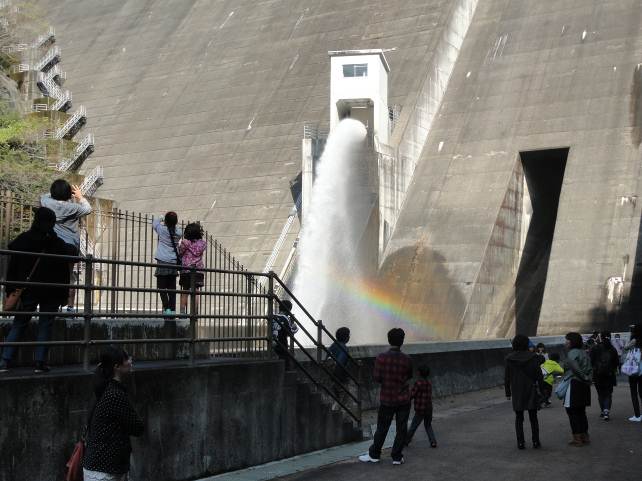 写真：【ダム直下からの放水見学】