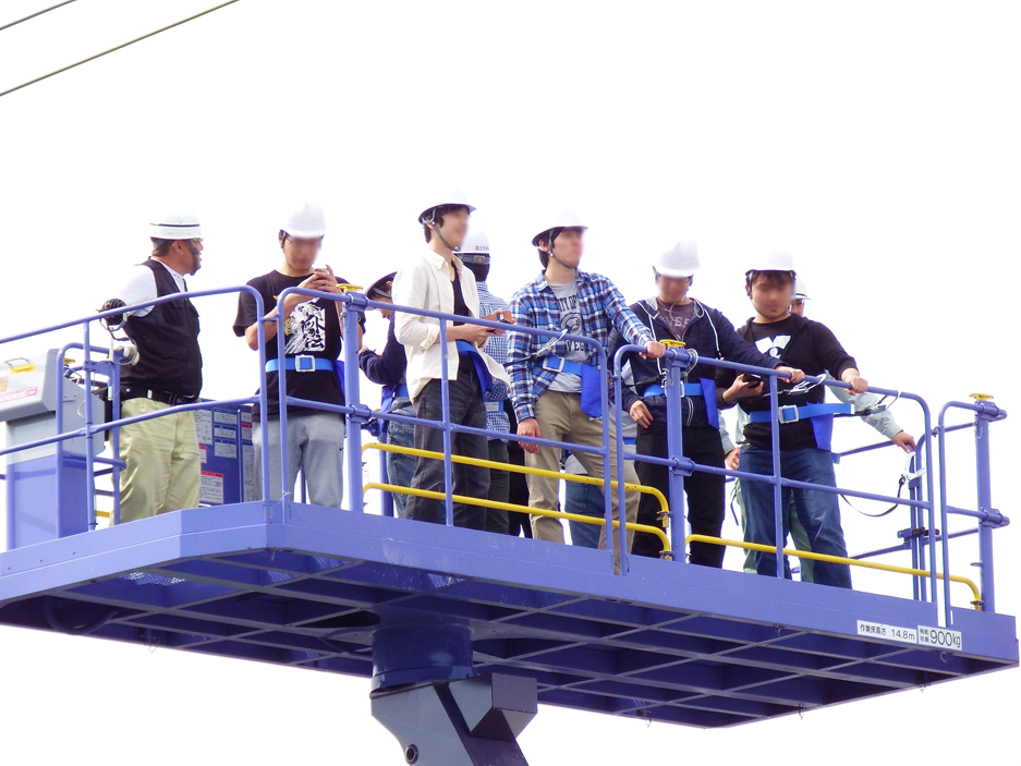 写真：【高所作業車で　綱橋の工事の全体状況を見学】