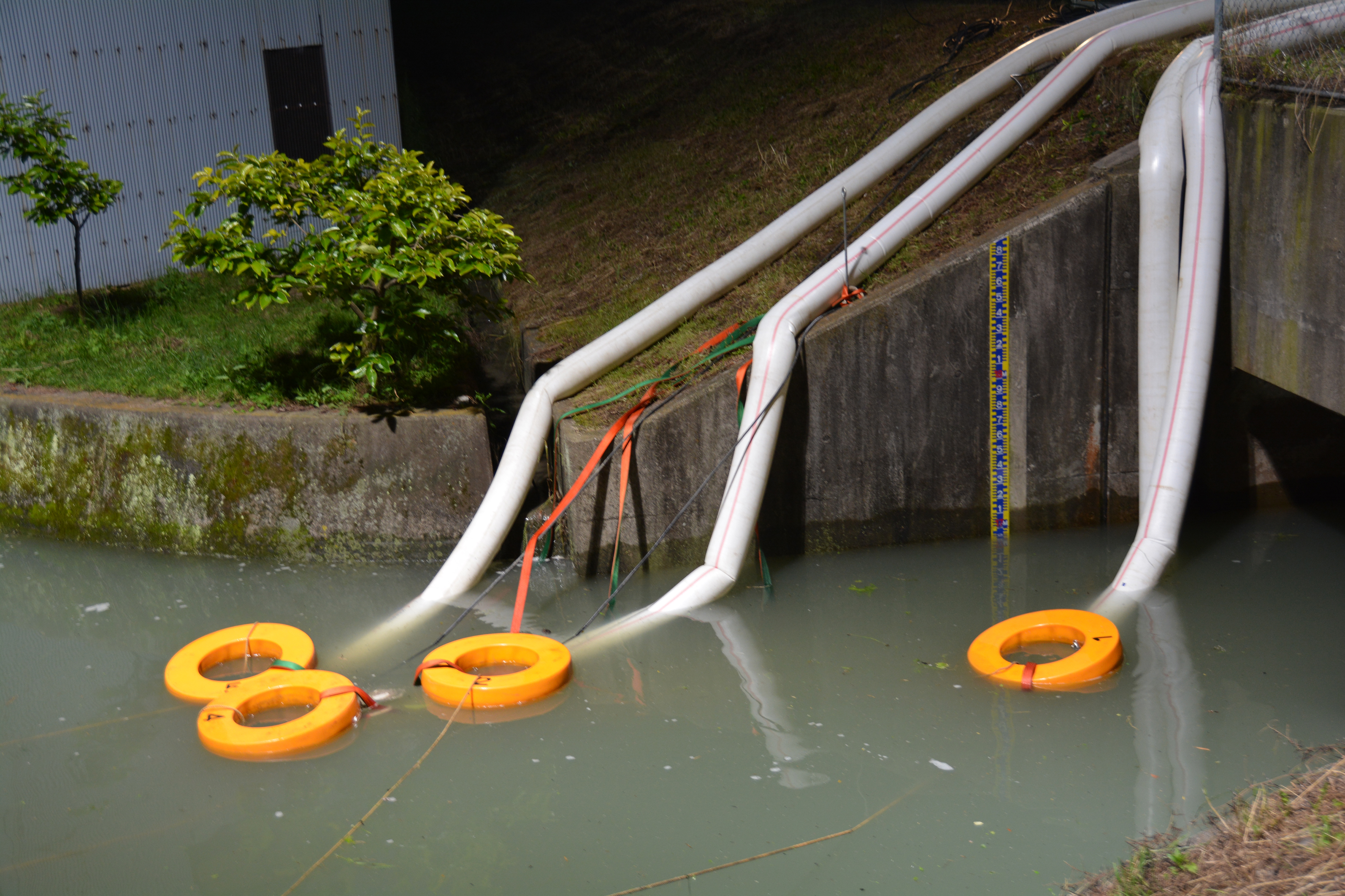写真：【排水ポンプ車　浸水箇所からの排水開始】