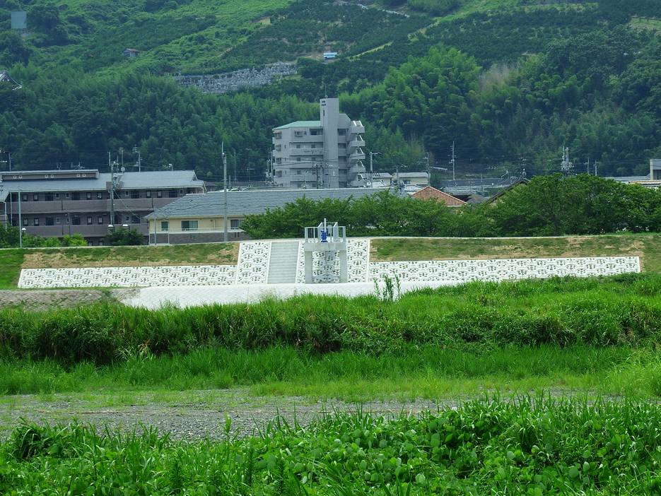 写真：【改修後の重信川左岸側　の赤坂樋門全景（平成２８年７月）】