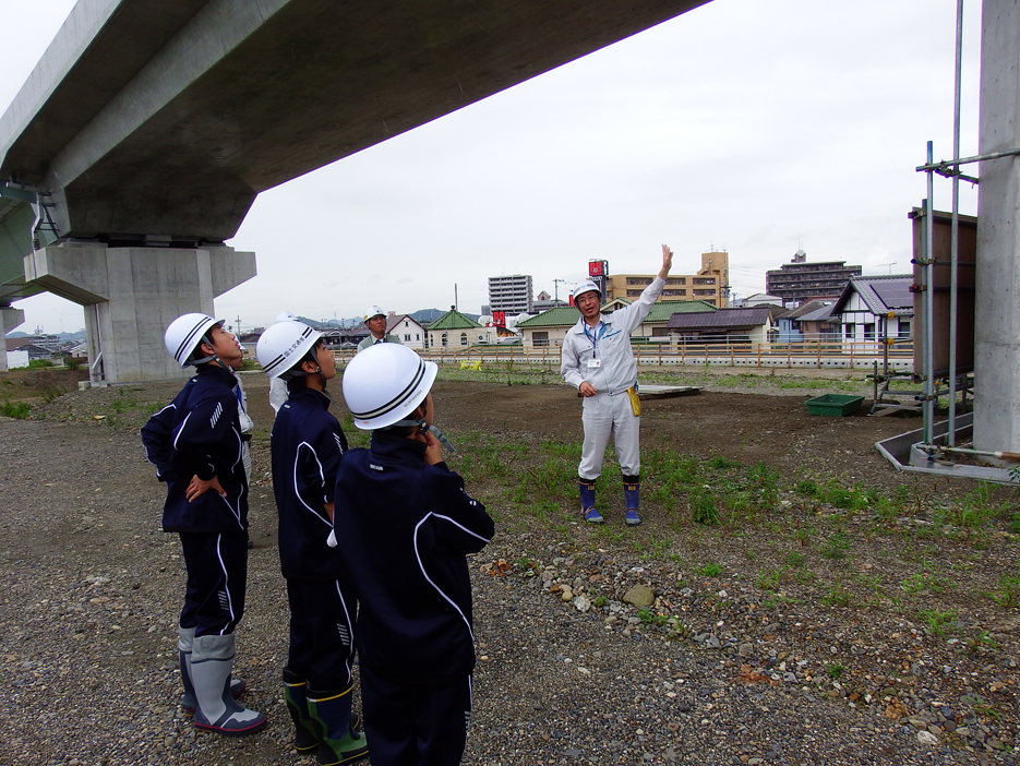 写真：【今年度内に開通予定の松山外環状道路インター線の高架橋を見学】