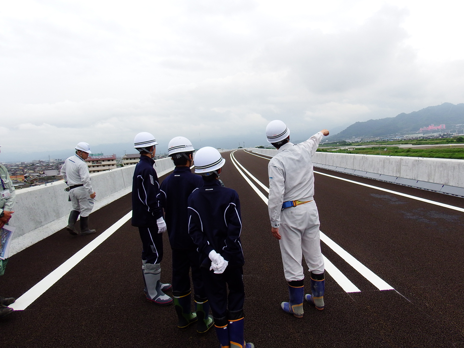 写真：【今年度内に開通予定の松山外環状道路インター線の高架橋を見学】