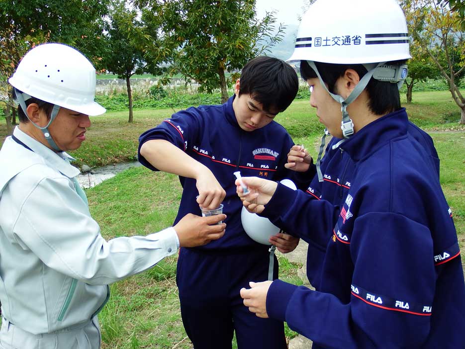 写真：【最後に河川巡視して松原泉の水質検査を実施。】