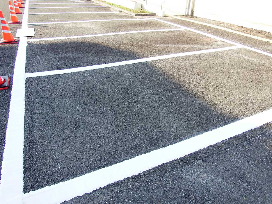 写真：【駐車スペースにきれいにラインが仕上がりました。】