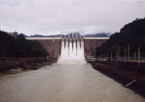 早明浦ダム直下流の濁水状況