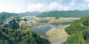 平成１７年渇水の早明浦ダム