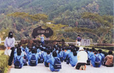 早明浦ダムで学習体験する小・中学生たち