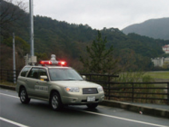 警報車からのスピーカーによる警報