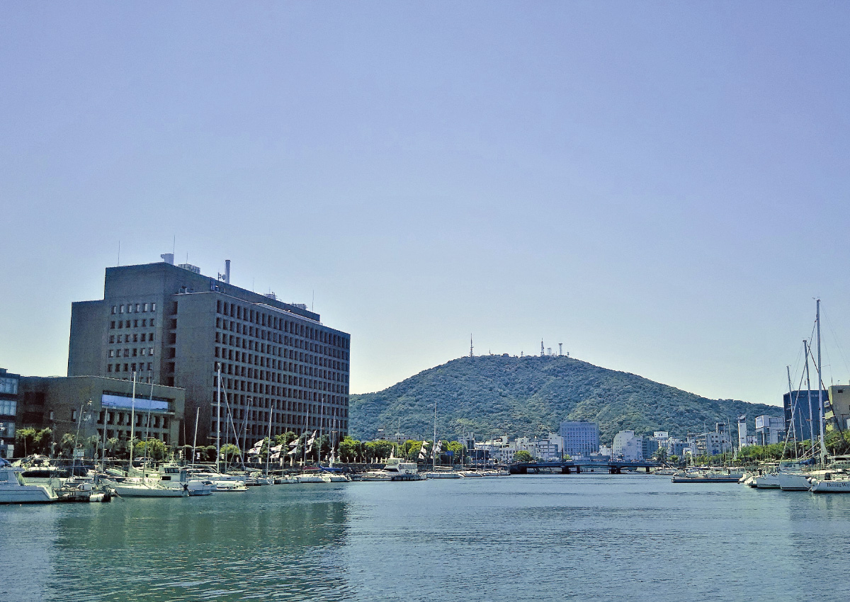 Views of Kenchopia and Mt. Bizan from the Water’s Surface