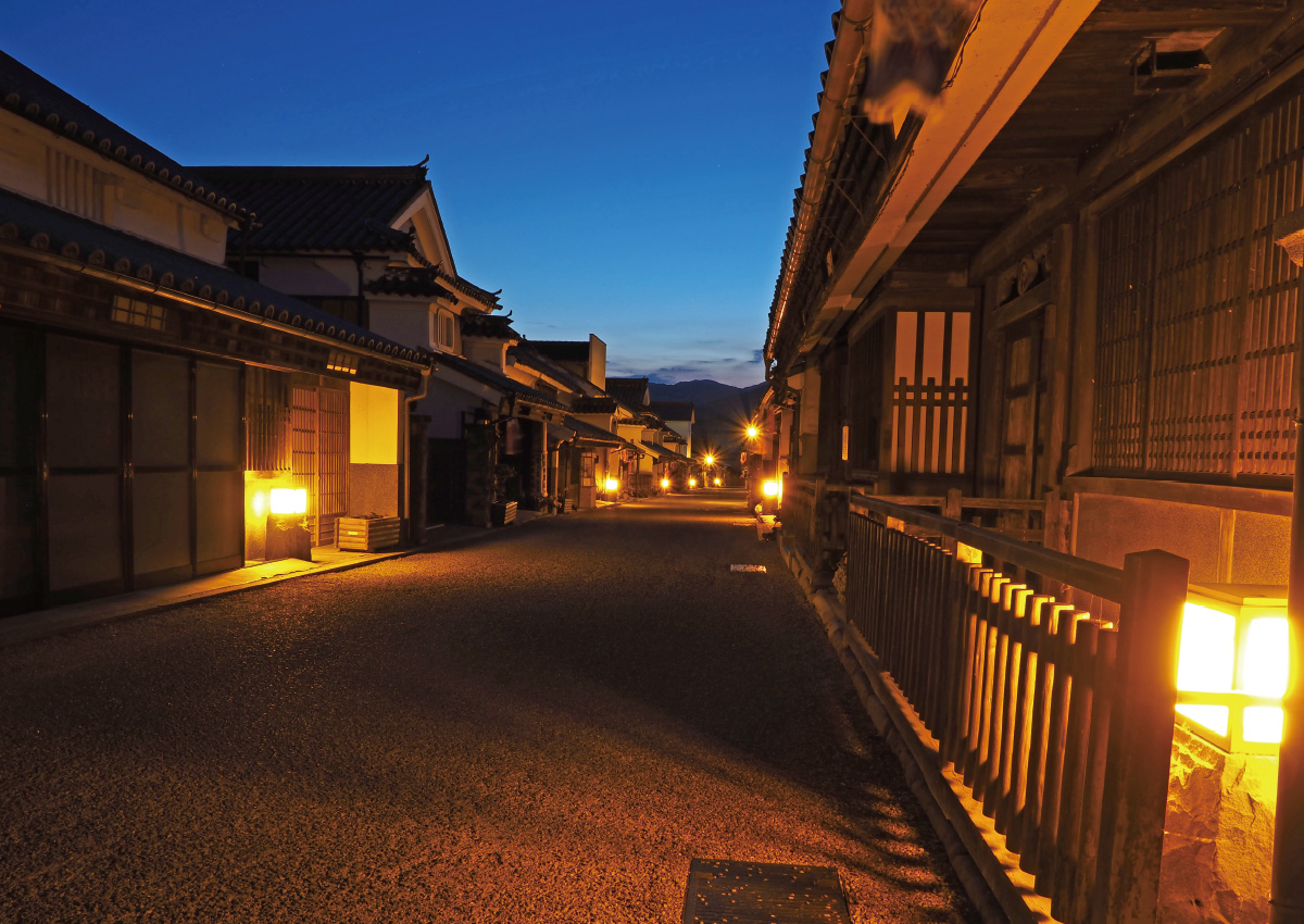 在燈籠間浮現　卯建街道