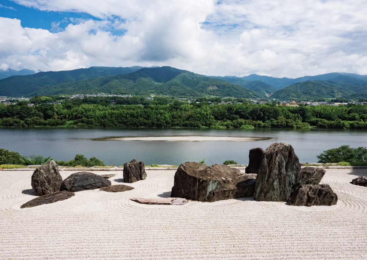 本楽寺の枯山水と雄大な吉野川のコラボレーション
