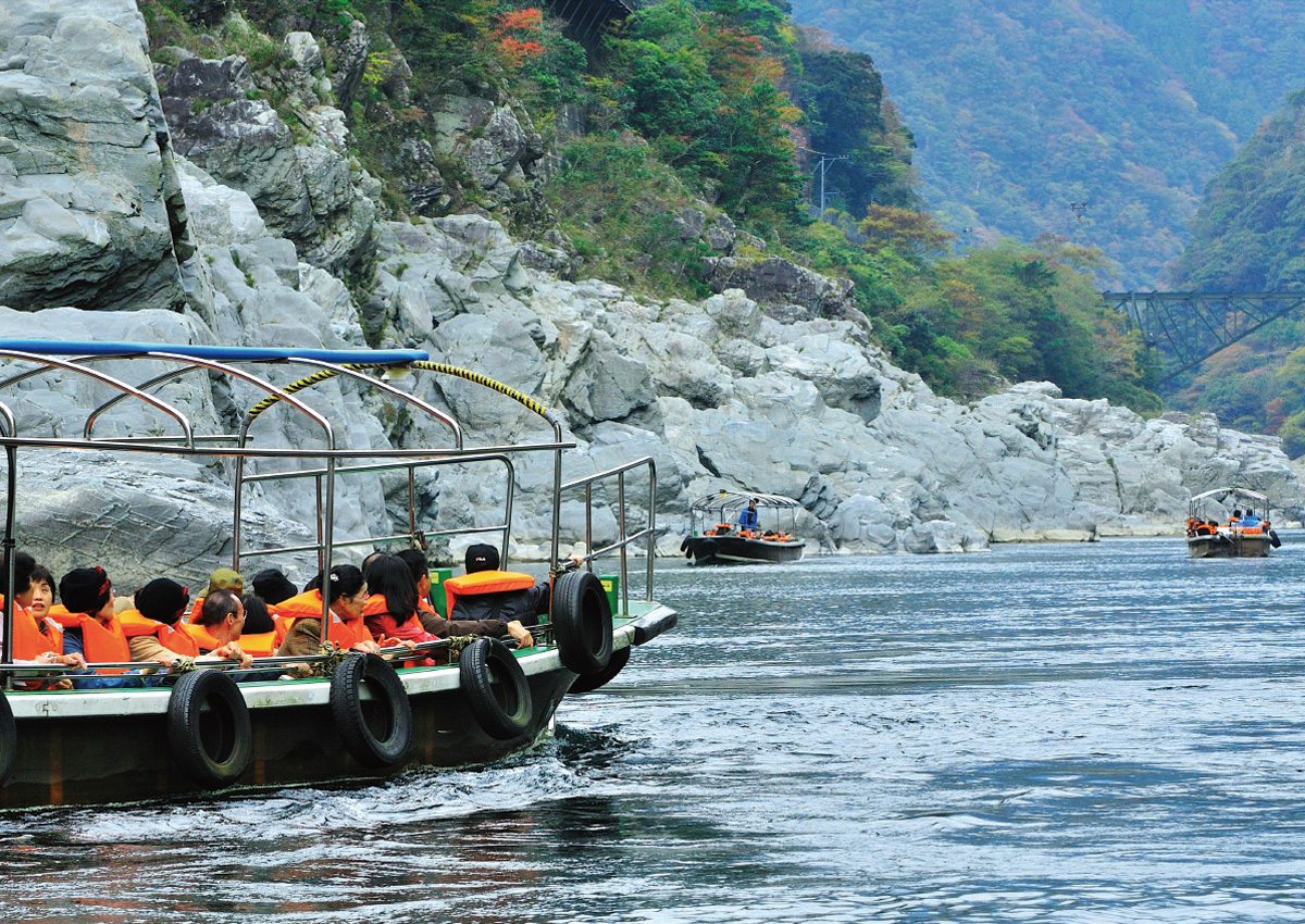 See the Beauty of Oboke Gorge from a Pleasure Boat Floating on the River.