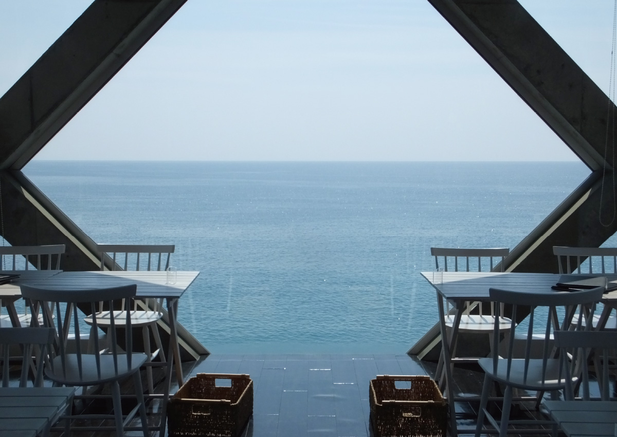 美しく広がる太平洋と青空　海に浮かぶ絶景レストラン