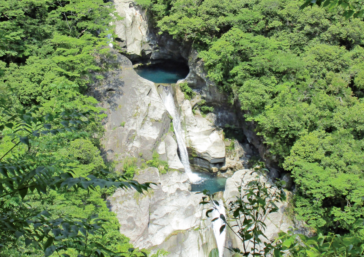 玉織姫にまつわる平家伝説が眠る「轟の滝」