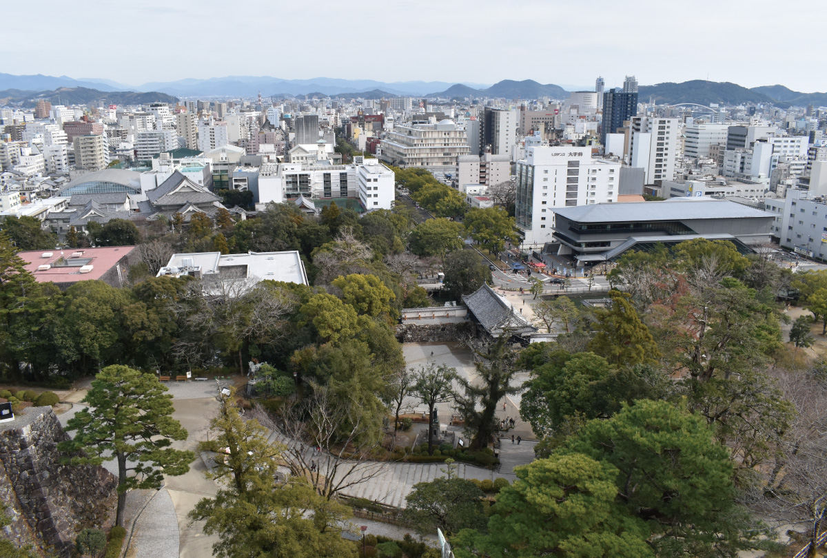 令人感受到歷史的高知城天守及城下景觀