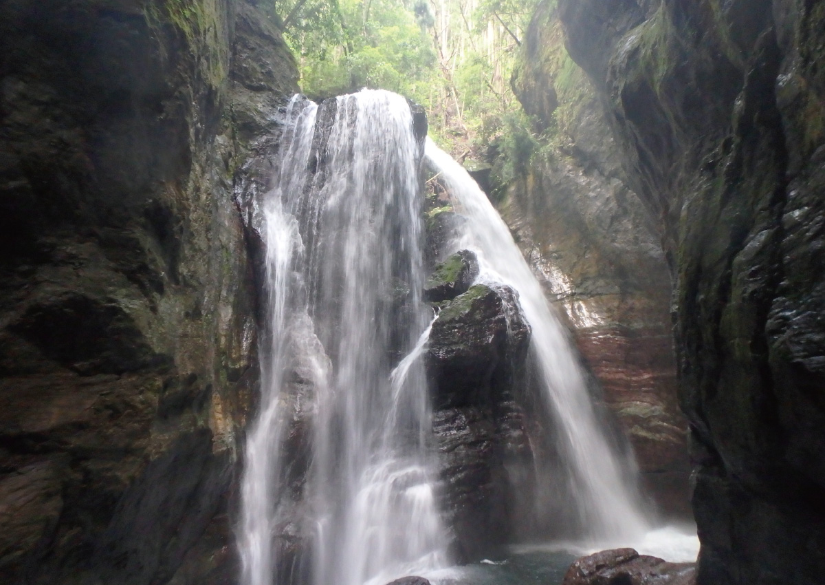 雄大で圧倒的な姿の中津渓谷　雨竜の滝