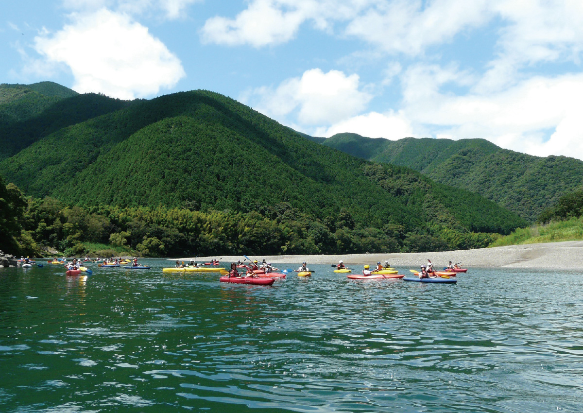 ここでしか味わえない日本最後の清流で行うカヌー体験