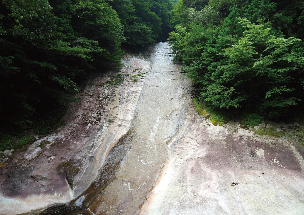 Yukiwa-no-Taki Falls, a Splendid Formation Created by Nature