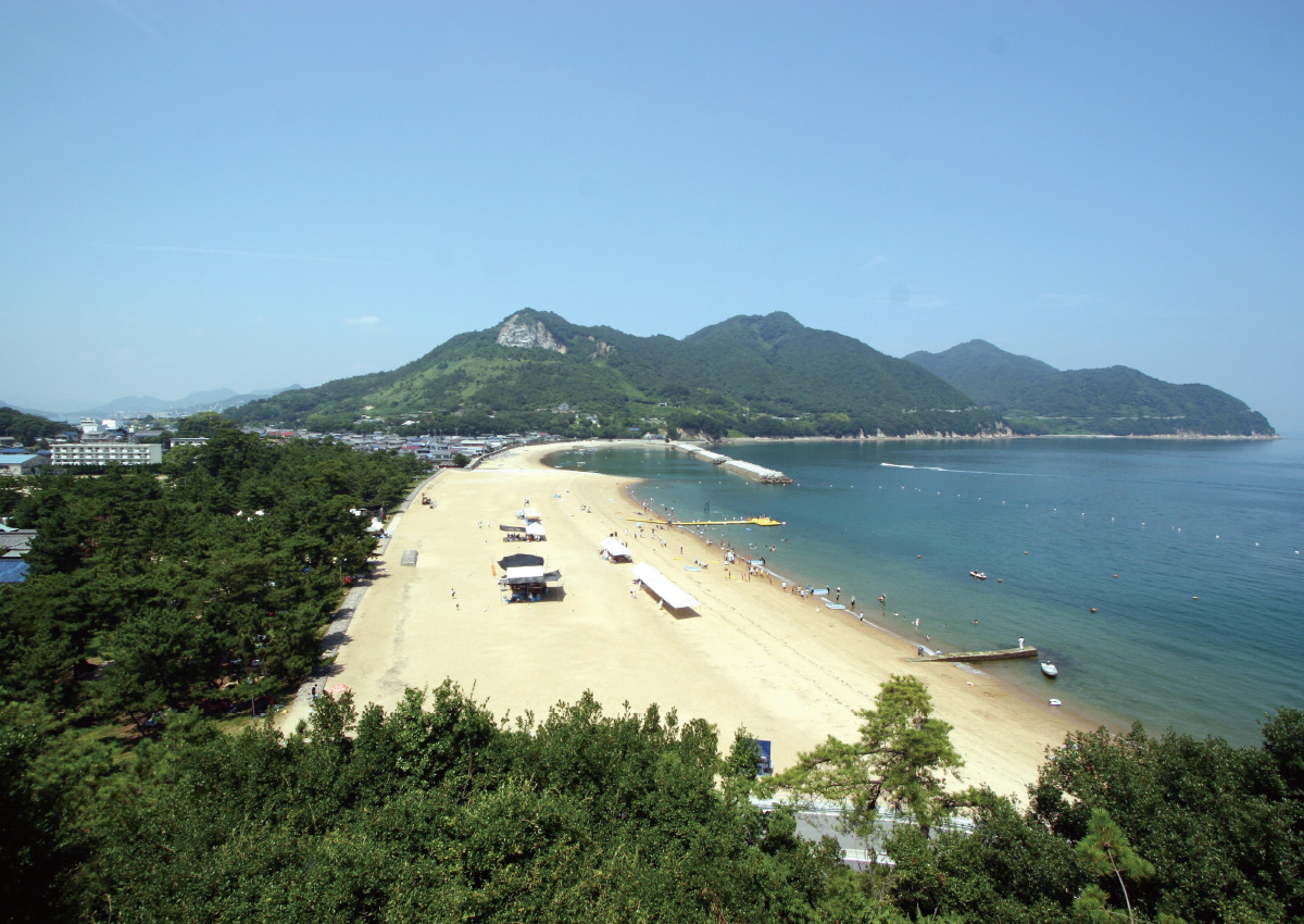 離島からのんびりとのぞむ穏やかな瀬戸内の風景