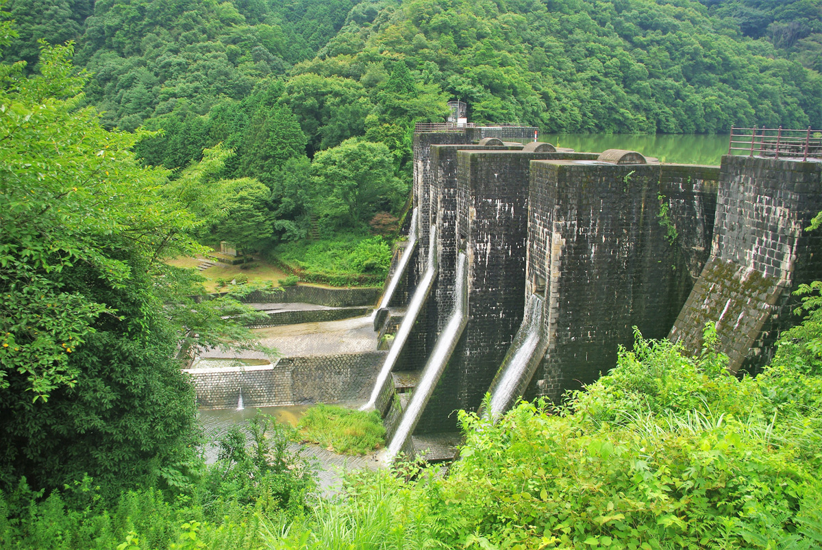 まるでヨーロッパの古城のような豊稔池堰堤