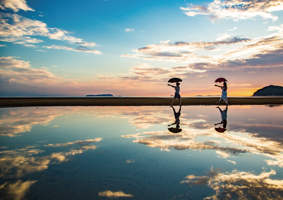 The Setting Sun at Chichibugahama Beach, the Magic Hour Before Sunset