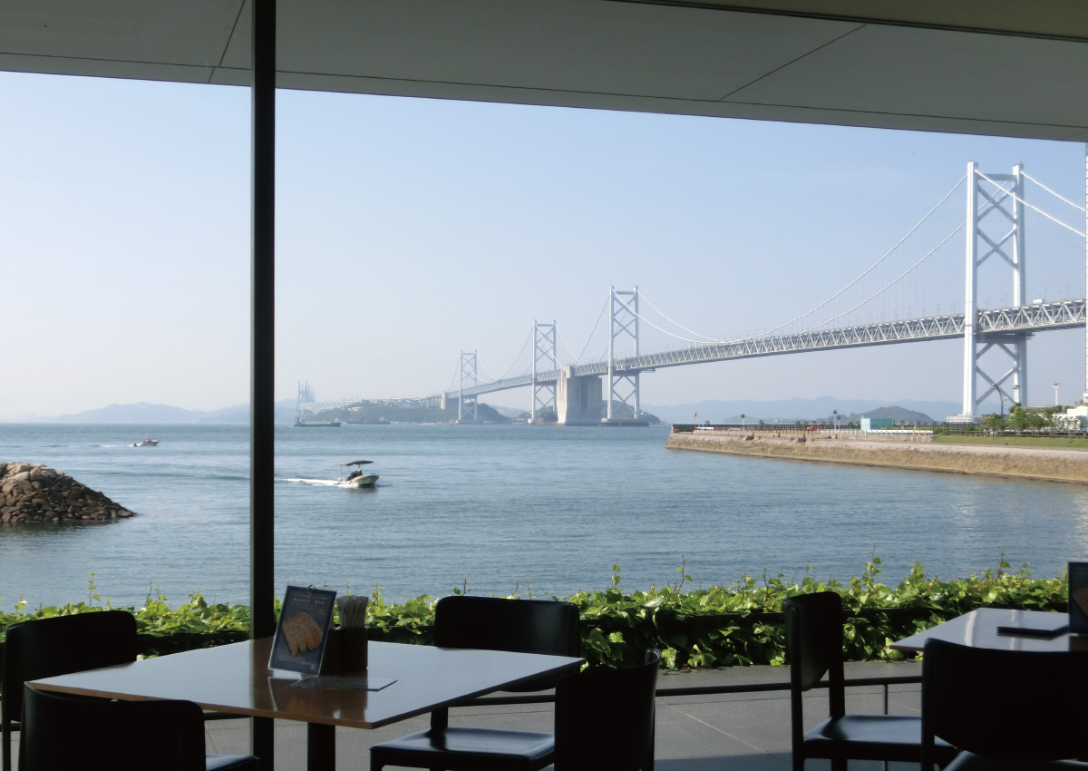 雄大な瀬戸大橋を絵画のように観賞