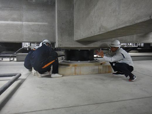 写真：【事務所地下の耐震構造の見学】