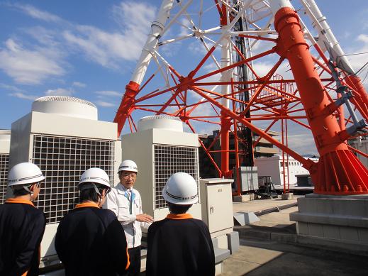 写真：【屋上にある予備発電設備の見学】