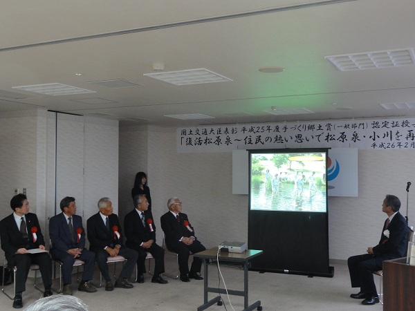 写真：【映像で活動を振り返る関係者】