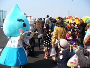 写真：【ゆるキャラに囲まれ、賑やかなウォーキング】