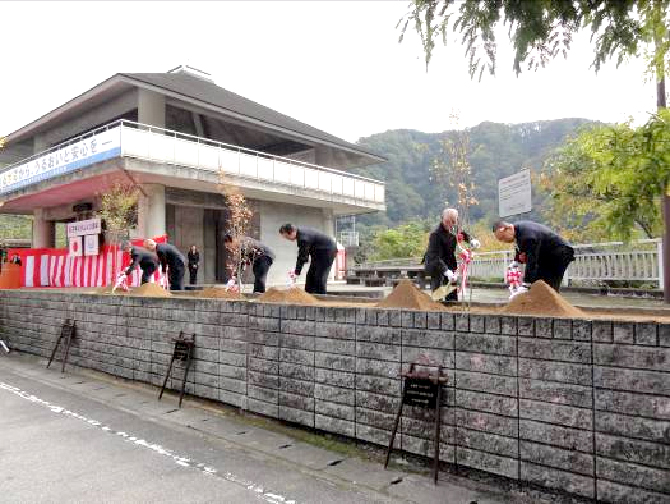 写真：【記念植樹(イロハモミジ)】