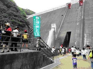 写真：【放水を間近で見学】
