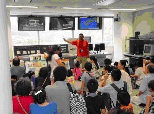 写真：【操作室でダムの説明】