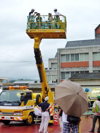 写真：【トンネル点検車のゴンドラに乗車体験する参加者たち】