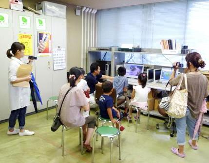 写真：【ＣＣＴＶ用のＰＣを操作する参加者たち】