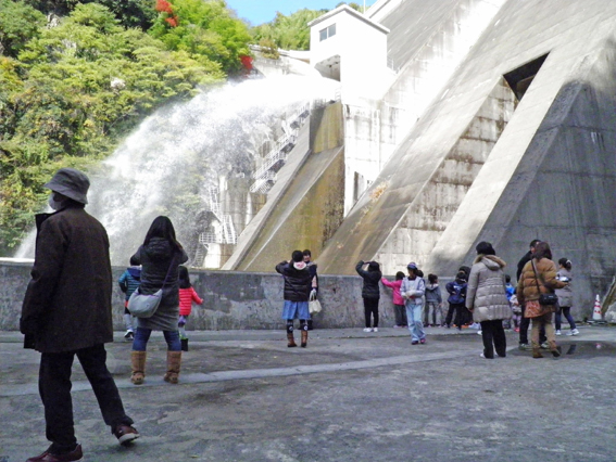 写真：【ダム直下からの放水見学】