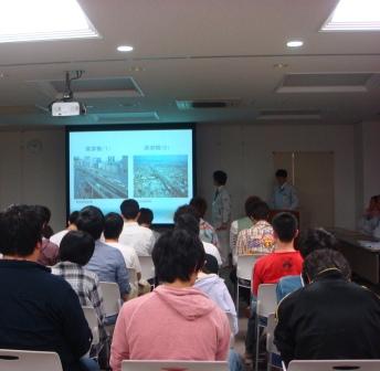 【概要説明を熱心に聞く学生】