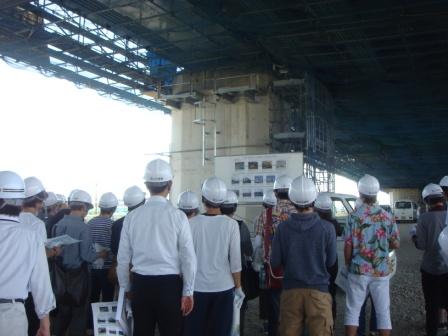 写真：【橋梁上部工事の現場にて】