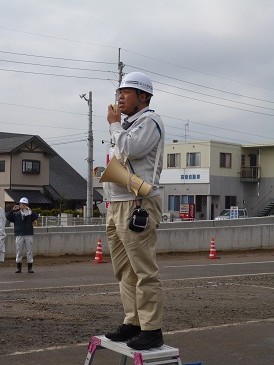 写真：【開催の挨拶を行う監督官】