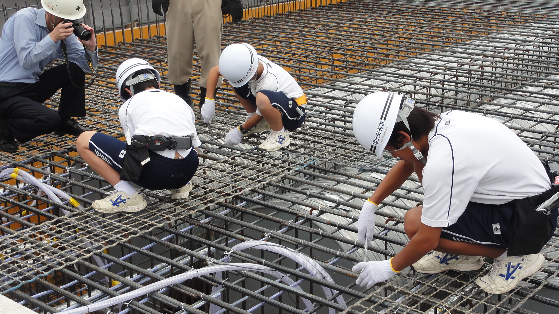 写真：【橋梁の鉄筋組み立て作業を体験】