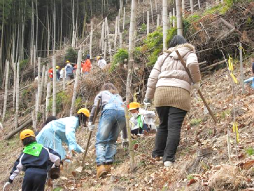 写真：【留学生と小中学生による植樹】
